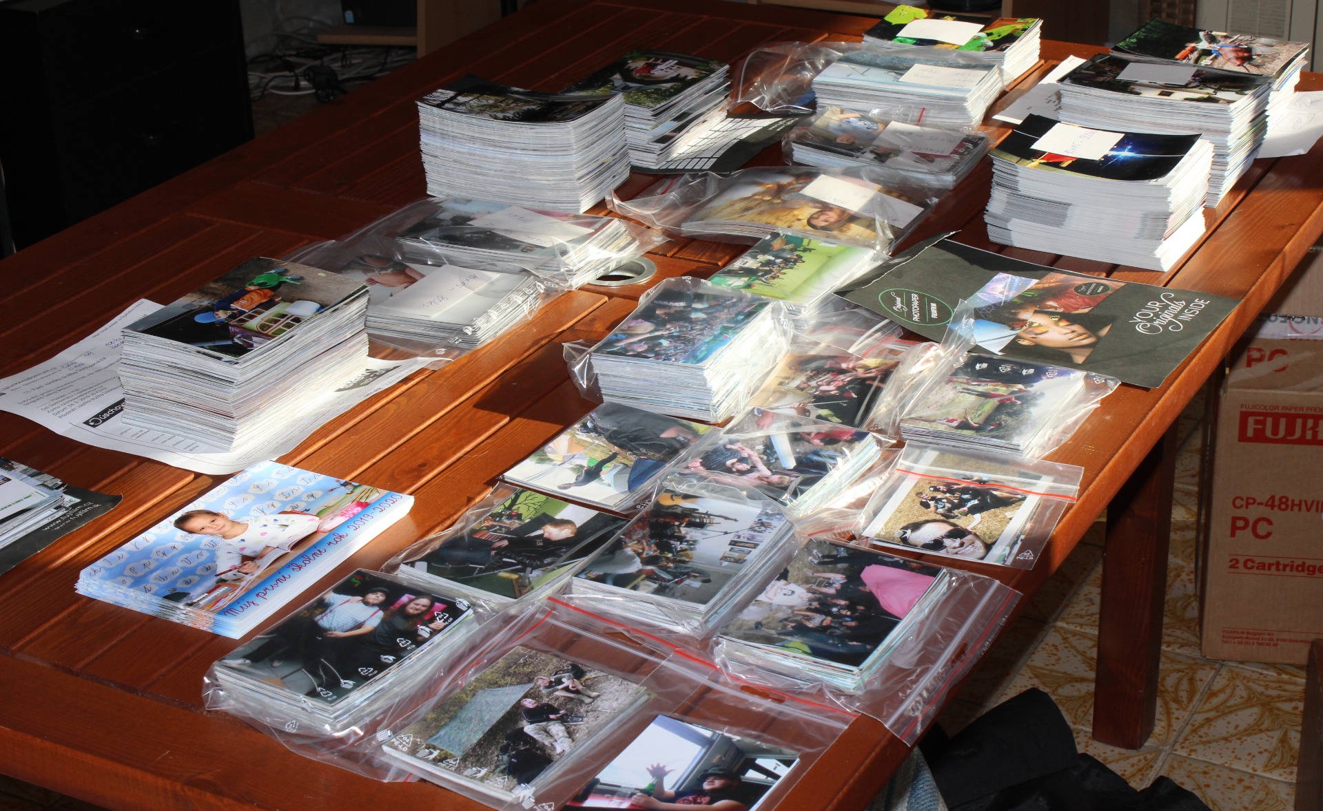 Zhotovené fotografie připravené k expedici.